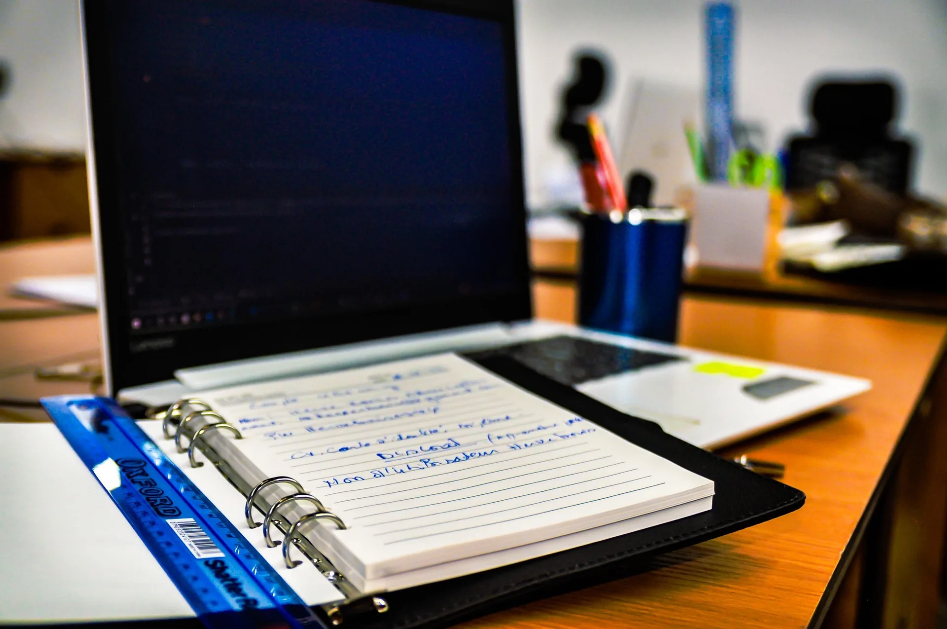 Analisi e progettazione software personalizzato per aziende con notebook e appunti di lavoro